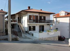 Apartments and rooms with parking space Vrbnik, Krk - 5301，位于瓦比尼科的酒店