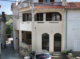 Apartments and rooms with parking space Vrbnik, Krk - 5302，位于瓦比尼科的酒店