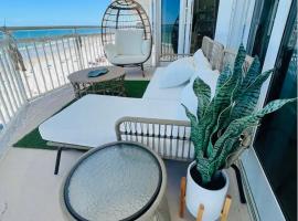 Beach Oasis 704 Lovely Daytona ocean front for 5 sleeps up to 12，位于代托纳海滩的家庭/亲子酒店