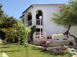 Apartments with parking space Baska, Krk - 5430，位于巴斯卡的酒店