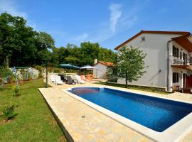 Family friendly apartments with a swimming pool Strmac, Labin - 5527，位于Strmac的酒店