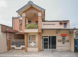 RedDoorz Syariah near Suramadu，位于Bulakbanteng的酒店