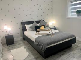 Luxurious & Stylish Two Bedroom Suite, Full Kitchen, Close to Vancouver，位于三角洲的酒店