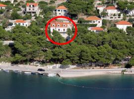 Apartments and rooms with a swimming pool Pucisca, Brac - 5637，位于普契什查的酒店