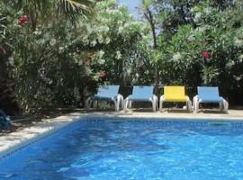 Cosy apartment with private swimming pool，位于圣塔克里斯蒂纳阿鲁的酒店