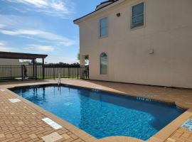 Modern, Private, Smart 4 BR Condo in Desirable Location in McAllen with Pool!，位于麦卡伦的带泳池的酒店