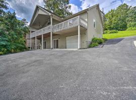 Caryville Home with Private Dock and Norris Lake Views，位于Caryville的酒店
