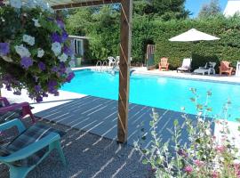 Chalet banane devant piscine, a 6km du festival de piano de la roque d'anthéron，位于罗尼的酒店