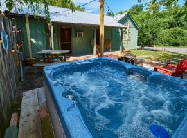 Steps from Downtown Pigeon Forge Parkway + Private Hottub and firepit - Wifi - Firefly Bungalows，位于鸽子谷托尼特乡村剧院附近的酒店