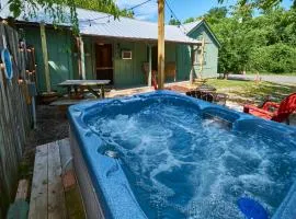 Steps from Downtown Pigeon Forge Parkway + Private Hottub and firepit - Wifi - Firefly Bungalows