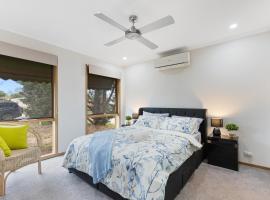 Woodgrove Penthouse - 36 min drive to MEL airport，位于梅尔顿的酒店