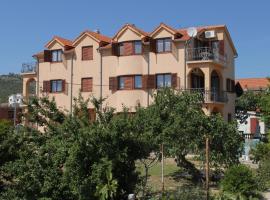 Apartments with a parking space Tribunj, Vodice - 6223，位于特里班的酒店