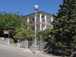 Apartments and rooms with parking space Selce, Crikvenica - 2379，位于塞尔瑟的酒店