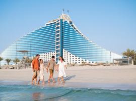 朱美拉海滩酒店，位于迪拜阿拉伯塔附近的酒店