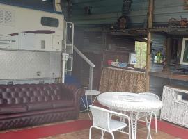 Camp in comfort 10 min to the beach Dog friendly，位于Maroochy River的豪华帐篷