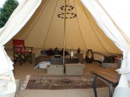 Home Farm Radnage Glamping Bell Tent 7, with Log Burner and Fire Pit，位于海维康的酒店