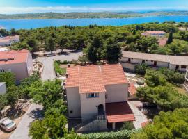 Apartments by the sea Pirovac, Sibenik - 6280，位于皮罗瓦茨的酒店