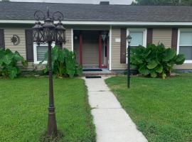Cheerful two bedroom house 1.5 miles from beach.，位于默特尔比奇的酒店