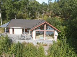 Holiday home in Dalskog with a panoramic lake view，位于Dalskog的度假屋