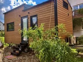 Tiny House mit Saunafass und Garten