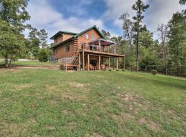 Rural Wooded Cabin Near Trophy Trout Fishing!，位于Norfork的酒店