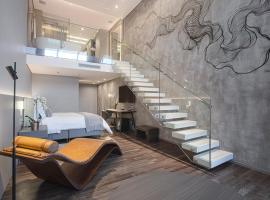 Suryaa Hotel Pinhais, Curio Collection by Hilton，位于Pinhais的带热水浴缸的酒店