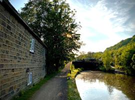 Cosy cottage with a canal view，位于海伯敦桥的酒店