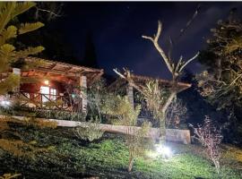 Chalé romântico , rústico e vista de tirar o fôlego，位于瓜拉米兰加的别墅