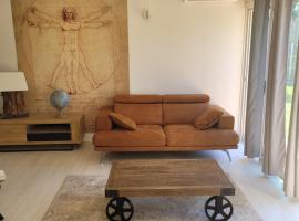 Frida's house，位于Bi&egrave;vres的带热水浴缸的酒店