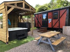Luxury cosy carriage with electric private hot tub，位于赫里福德的酒店