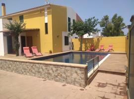 Casa familiar con piscina, cerca de la playa，位于休达德亚的海滩短租房