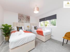 3Bed 2Bath House Contractors Accommodation free Parking WiFi Stevenage Hertfordshire Self Catering Sleeps 6 Guests By White Orchid Property Relocation，位于斯蒂夫尼奇的别墅