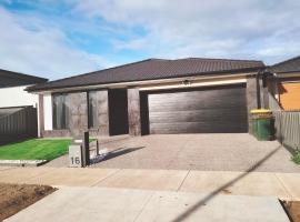 Modern and cosey 4 bedroom house walk to beach，位于圣伦纳兹的酒店