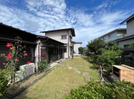 湘南ソラル〜二宮の高台・アートな庭付き日本家屋121㎡／高速WiFi／芝生ドッグラン・ピザ窯BBQ有，位于Ninomiya的酒店