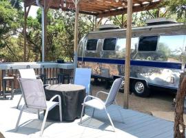 The Steel Magnolia Airstream - Cabins At Rim Rock，位于奥斯汀的豪华帐篷营地