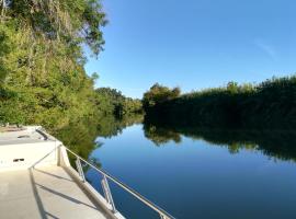 BATEAU - Jolie pénichette sur région touristique.，位于贝勒加德的船屋