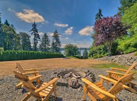 Spacious Lake Stevens Home with Fire Pit, Patio，位于Lake Stevens的酒店