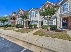 Cozy Greensboro Townhome about 7 Mi to UNC Campus，位于格林斯伯勒的酒店