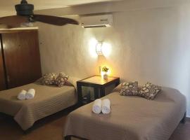 Departamento GRANDE con 2 recamaras con aire 5 camas wifi 115mb, cocina .Cochera techada, #4，位于巴耶斯城的酒店