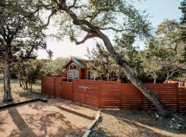 The Longhorn Cabin - Cabins at Rim Rock，位于奥斯汀的木屋