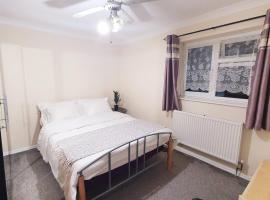 1 Bedroom Apartment close to Slough Train Station，位于斯劳斯托克公园俱乐部附近的酒店