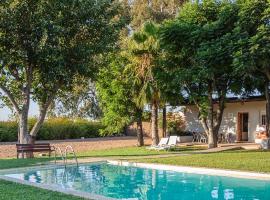 Preciosa y confortable casa de campo con piscina y chimenea，位于卡莫纳的乡间豪华旅馆