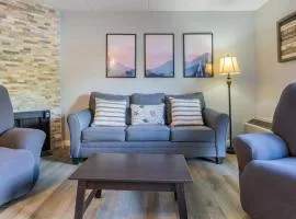 Family Bear Condos, Full King Suite, Kitchen, Pool Access Unit 103