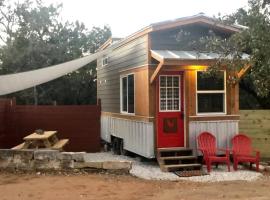 Fox Tiny Home - The Cabins at Rim Rock，位于奥斯汀的小屋