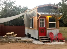 Fox Tiny Home - The Cabins at Rim Rock，位于奥斯汀的酒店