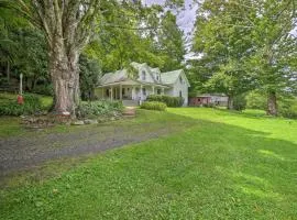 Lil Red Hen Cottage in the Boone Area with Hot Tub