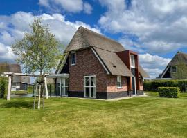 Beautiful villa with wellness in a holiday park on the Tjeukemeer，位于Delfstrahuizen的带停车场的酒店