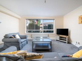 Redhill Surrey 2 Bedroom Pet Friendly Apartment by Sublime Stays，位于红山的酒店