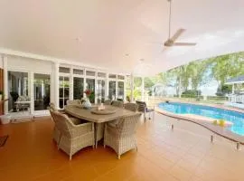 Willow Garden Stays - Beachfront 4 Bedroom Luxury Holiday Home