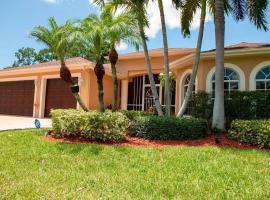 Charming vacation home in Port St Lucie.，位于圣露西港的酒店